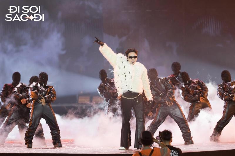 SOOBIN mở màn concert cuối quá cháy: Hát live đỉnh, chơi trống, nhảy vinahouse khiến fan gào nát họng- Ảnh 2.