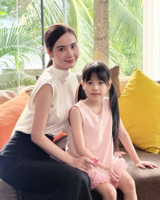 Hồng Diễm với Huyền Lizzie: Ai mới là người đẹp nhất VTV?- Ảnh 16.