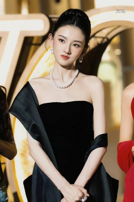 Ảnh cấp 3 đẹp như tiểu thư tài phiệt của Tống Tổ Nhi, Triệu Lộ Tư bị nhắc tên- Ảnh 3.