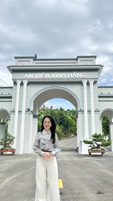 Chân dung cô gái 22 tuổi đi "bán mộ"- Ảnh 2.