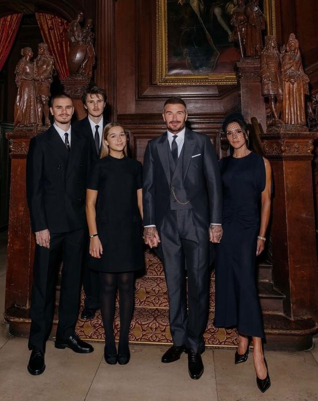Ảnh nét căng: David Beckham chính thức nhận phong tước Hiệp sĩ, bật khóc vì tự hào còn con cả bất hiếu vẫn vắng mặt- Ảnh 3.