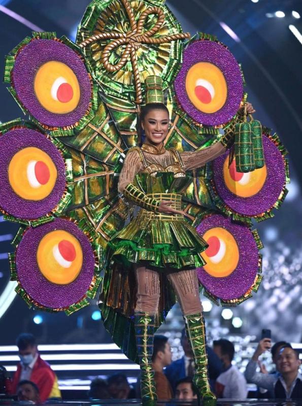 Những bộ trang phục truyền thống từng gây sốt của mỹ nhân Việt tại Miss Universe- Ảnh 5.