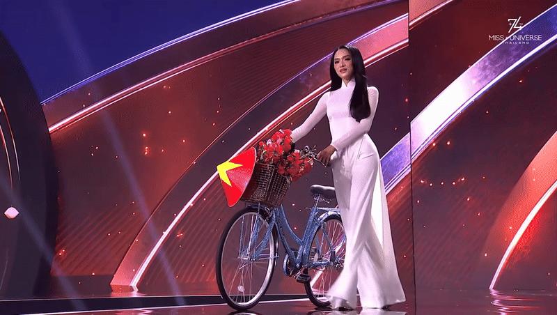 Hương Giang diện áo dài thong dong dắt xe đạp quá xinh, có thí sinh gặp sự cố vòng 1 cực nhạy cảm trên sóng Miss Universe!- Ảnh 3.