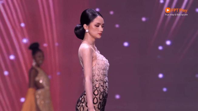 Bán kết Miss Universe: Hương Giang trình diễn cực bốc lửa, 1 thí sinh mặc kín mít thi bikini- Ảnh 3.