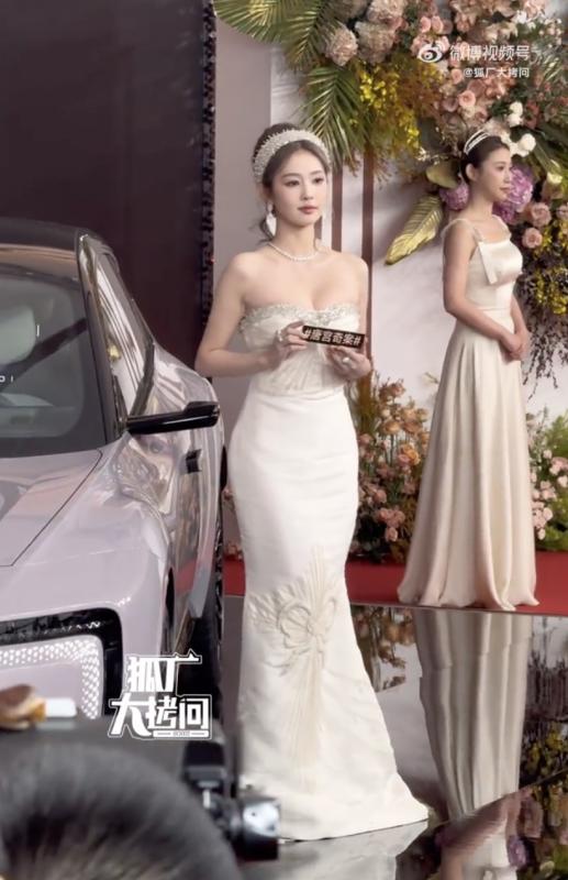 Trớ trêu: Mỹ nữ đang được tung hô thì bị bóc trần chỉ ngang hàng người mẫu xe hơi- Ảnh 5.
