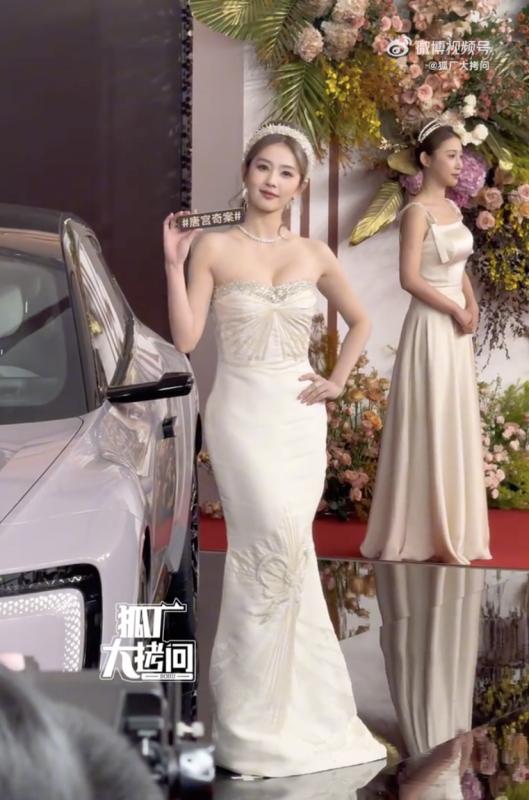 Trớ trêu: Mỹ nữ đang được tung hô thì bị bóc trần chỉ ngang hàng người mẫu xe hơi- Ảnh 6.