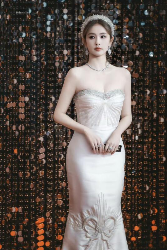 Trớ trêu: Mỹ nữ đang được tung hô thì bị bóc trần chỉ ngang hàng người mẫu xe hơi- Ảnh 1.