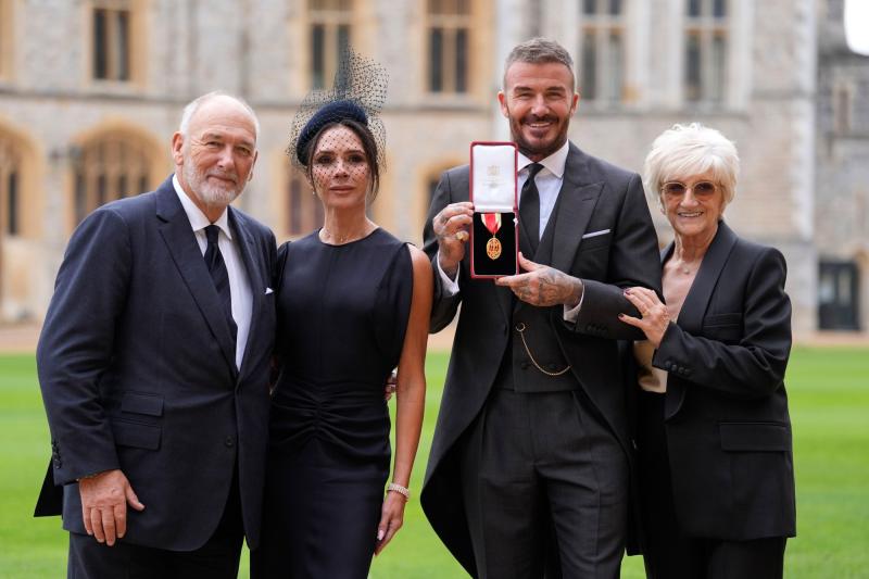 Ảnh nét căng: David Beckham chính thức nhận phong tước Hiệp sĩ, bật khóc vì tự hào còn con cả bất hiếu vẫn vắng mặt- Ảnh 5.