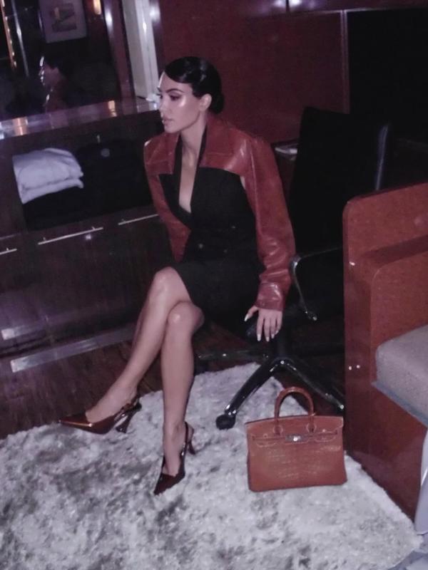 Kim Kardashian hứng chịu bão phẫn nộ vì cầm túi Hermès da voi- Ảnh 9.