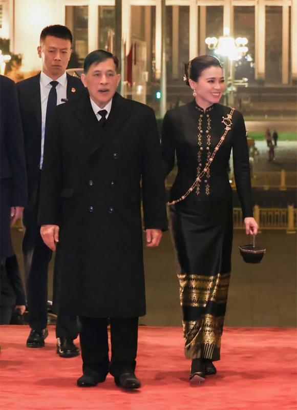 Hoàng hậu Thái Lan từng là tiếp viên hàng không: U50 đẹp lộng lẫy như minh tinh trong chuyến công du nước ngoài- Ảnh 3.