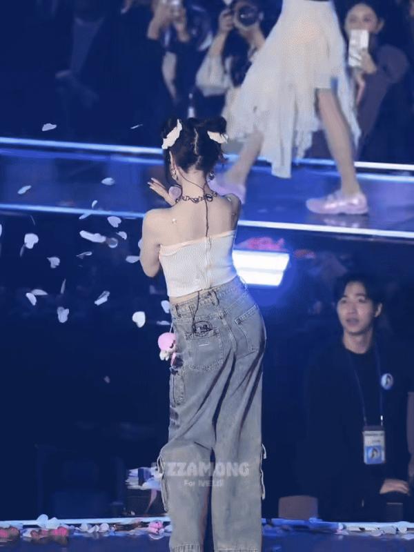 Nữ thần Kpop đẹp tới mức dàn staff bất động đứng nhìn như bị thôi miên, Jang Wonyoung cũng phải e dè- Ảnh 1.