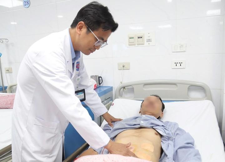Người đàn ông uống 1,5 lít rượu mỗi ngày phải cắt toàn bộ dạ dày vì ung thư- Ảnh 1.