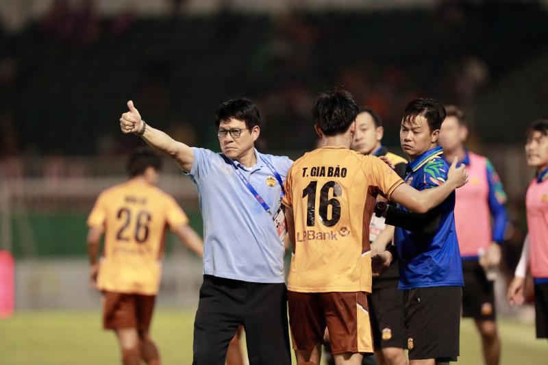 Độc lạ HLV Hoàng Anh Gia Lai bò trên sân ăn mừng cầu thủ ghi bàn ở V.League- Ảnh 4.