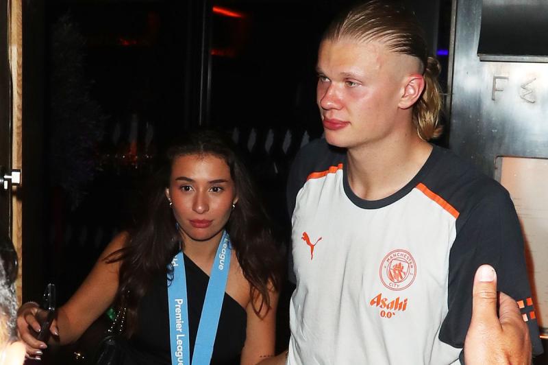 Siêu sao bóng đá đẳng cấp ngang Ronaldo - Messi nhưng lại làm bạn gái 
