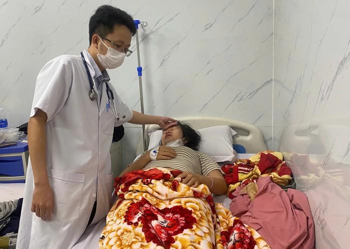 Vụ ngộ độc sau khi ăn bánh mì: Số người nhập viện tiếp tục tăng, 1 cụ ông diễn tiến nặng- Ảnh 1.