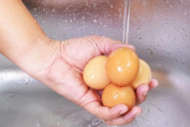 Mua trứng về cất tủ lạnh, nên rửa sạch hay để nguyên? Lời giải từ chuyên gia khiến nhiều người "giật mình"- Ảnh 2.