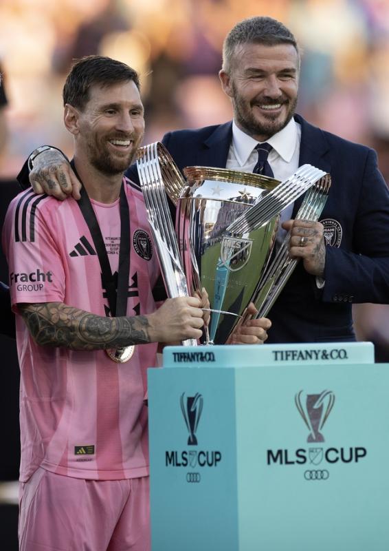 Ai giải cứu Messi đi, anh ấy trông như bị 