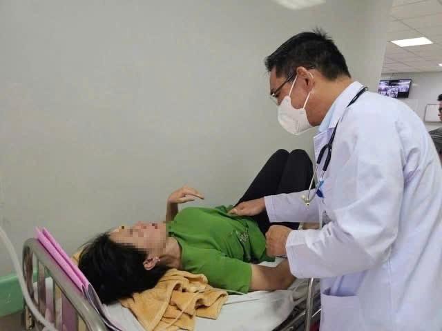 TPHCM: Số người nhập viện sau ăn bánh mì lên đến 100, chính quyền phường hành động 'khẩn'- Ảnh 1.