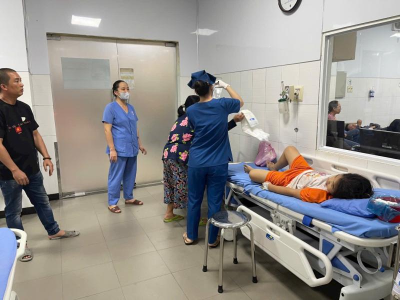 Thêm nhiều trường hợp nhập viện sau khi ăn bánh mì tại Phan Thiết- Ảnh 2.