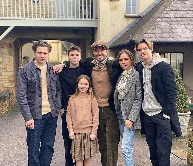 David Beckham - Victoria quá mệt mỏi rồi! Họ cố gắng liên lạc với con trai cả, mong con về nhà đón Giáng sinh- Ảnh 4.