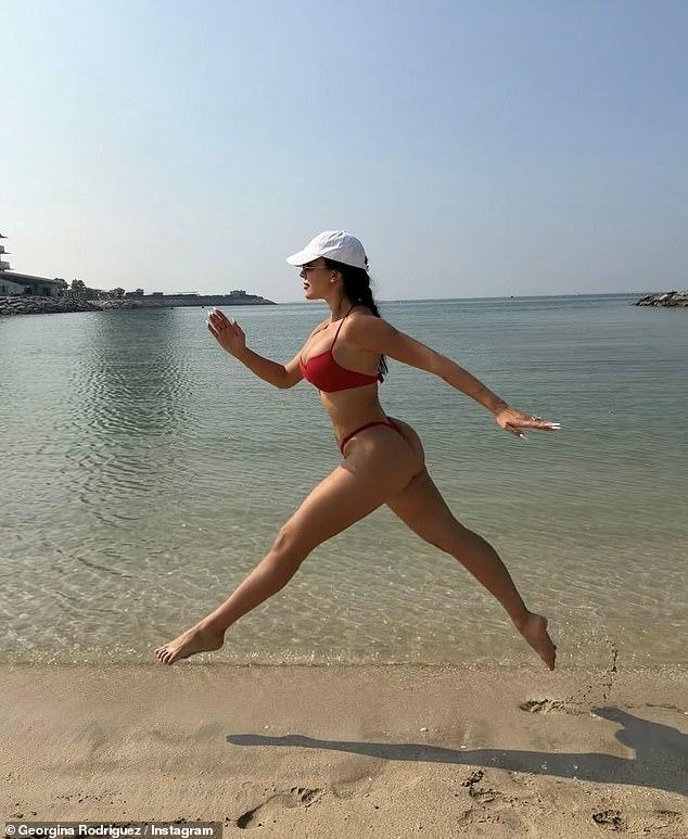 Vị hôn thê của Ronaldo diện bikini đỏ khoe body “bốc lửa