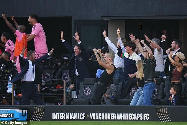 Nhà Beckham rạng rỡ ăn mừng cúp vô địch của Messi và Inter Miami, tiểu thư Harper visual xinh đẹp chiếm spotlight- Ảnh 6.