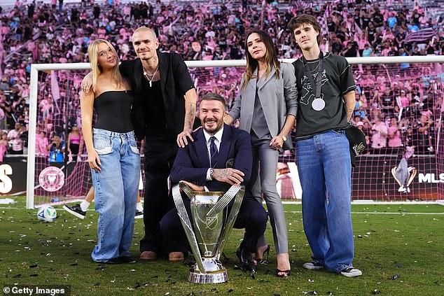 Nhà Beckham rạng rỡ ăn mừng cúp vô địch của Messi và Inter Miami, tiểu thư Harper visual xinh đẹp chiếm spotlight- Ảnh 1.