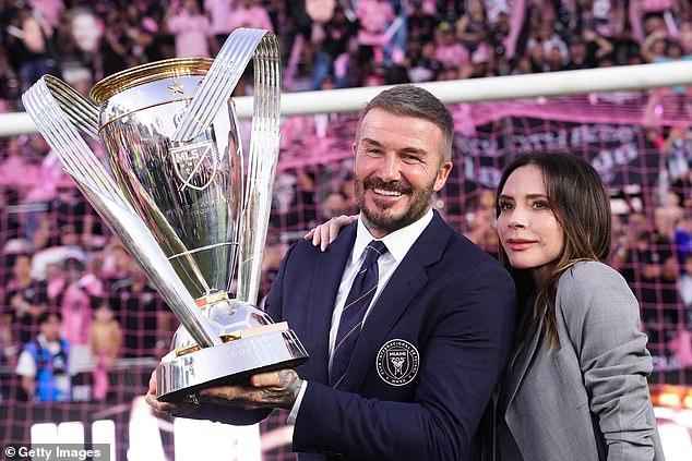 Nhà Beckham rạng rỡ ăn mừng cúp vô địch của Messi và Inter Miami, tiểu thư Harper visual xinh đẹp chiếm spotlight- Ảnh 2.