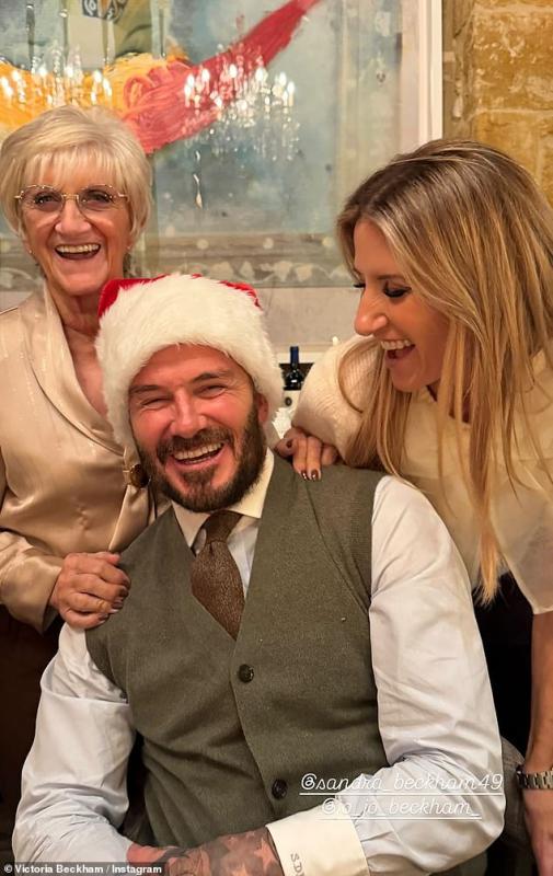 Vợ chồng Beckham ôm nhau nhảy múa giữa lúc bị con cả 