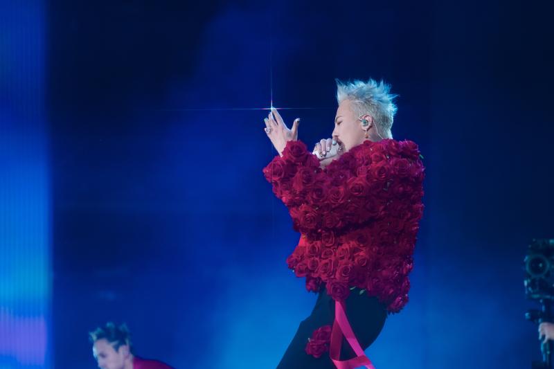Làm nhân viên của G-DRAGON sướng lắm, được tặng vàng vì yêu đương chốn công sở!- Ảnh 1.