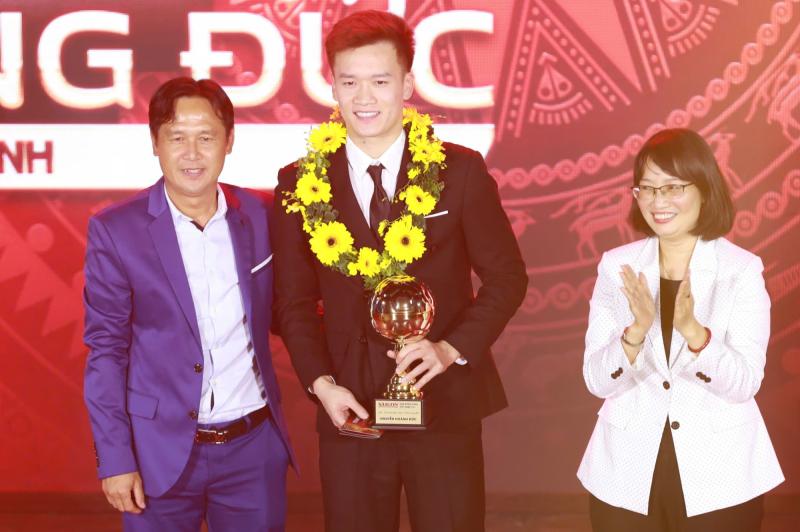 Hoàng Đức giành "cú đúp" giải thưởng tại Quả bóng Vàng 2025, hotboy Đình Bắc giành Quả bóng Bạc- Ảnh 1.