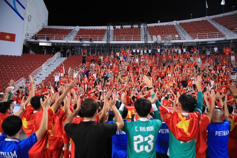U22 Việt Nam tung HLV Kim Sang-sik lên ăn mừng HCV SEA Games! Đã quá Việt Nam ơi- Ảnh 7.
