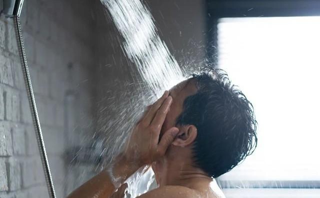 Mùa đông nên tắm mấy ngày một lần? Đây là 4 điều người cao tuổi cần đặc biệt chú ý- Ảnh 1.