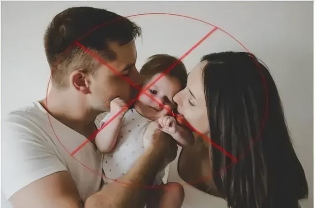 Bé gái 4 tuổi mắc giang mai - nguồn lây không ngờ từ một thói quen cho cháu ăn của bà nội- Ảnh 3.