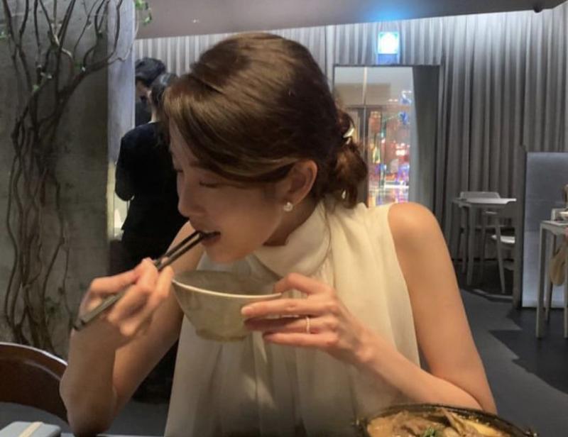 Vì sao phụ nữ sau tuổi 40 "hít khí trời" cũng béo? Bác sĩ khuyên: Ăn uống phải nhớ 5 điều!- Ảnh 3.