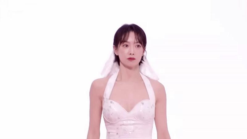 Cả MXH đang bị mỹ nhân này tra tấn thị giác: U40 mà lên đồ như em bé, mặc gì mà khó coi vậy trời- Ảnh 2.