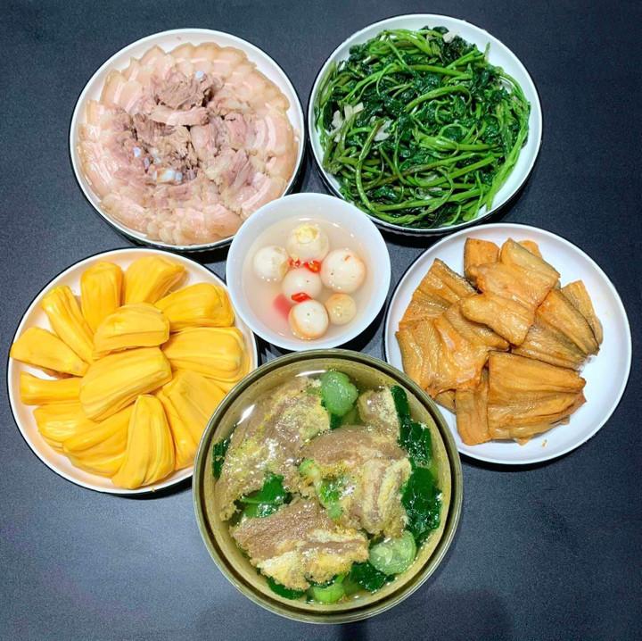 Đầu tháng âm nên ăn gì để cả tháng làm đâu trôi đó? Không phải mê tín mà là cách người xưa giữ nhịp sống ổn định- Ảnh 1.