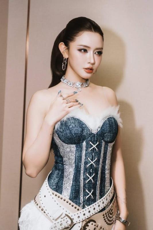 Lộ cát-xê của mỹ nhân có đôi chân đẹp nhất nhì Vbiz: Hát 3 bài bỏ túi hơn nửa tỷ đồng- Ảnh 4.