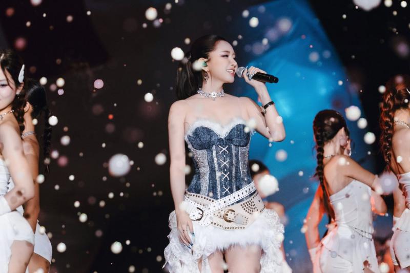 Lộ cát-xê của mỹ nhân có đôi chân đẹp nhất nhì Vbiz: Hát 3 bài bỏ túi hơn nửa tỷ đồng- Ảnh 3.