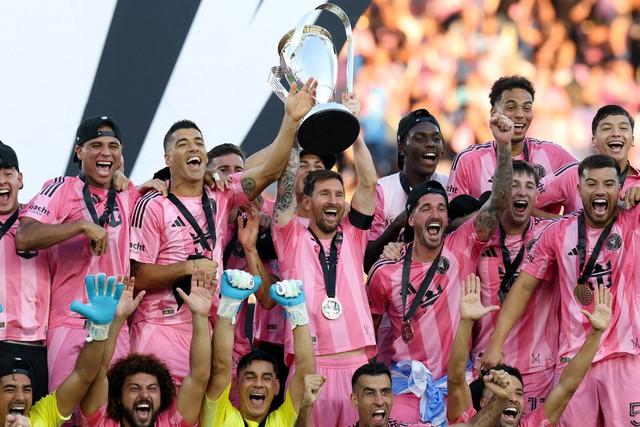 Ai giải cứu Messi đi, anh ấy trông như bị 