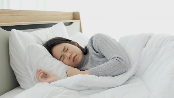 Cơ thể đột nhiên giật mình khi đang ngủ, có phải não bộ lo lắng bạn ngủ quá sâu nên đánh thức?- Ảnh 2.