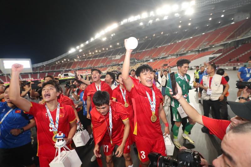 Khoảnh khắc U22 Việt Nam vô địch, Quốc ca Việt Nam vang lên đầy tự hào tại SEA Games- Ảnh 5.