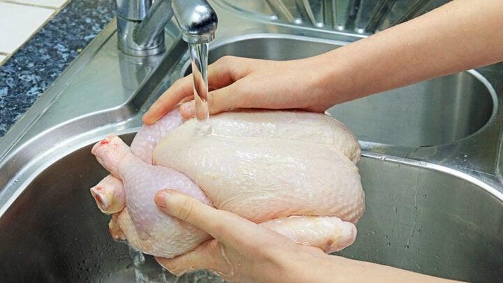 Bước làm thịt gà tưởng là sạch nhưng hoá ra ngược lại: Chuyên gia từ Mỹ đến Việt đều khuyên bỏ ngay- Ảnh 1.