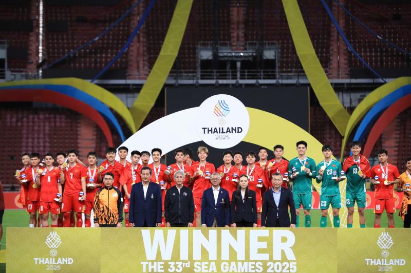 U22 Việt Nam tung HLV Kim Sang-sik lên ăn mừng HCV SEA Games! Đã quá Việt Nam ơi- Ảnh 4.