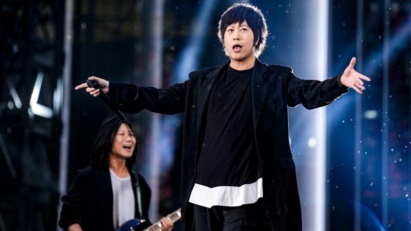 Nam ca sĩ A.T ngã đập gáy xuống sân khấu, fan quyên góp luôn 1,7 tỷ đồng trong 3 giờ- Ảnh 3.
