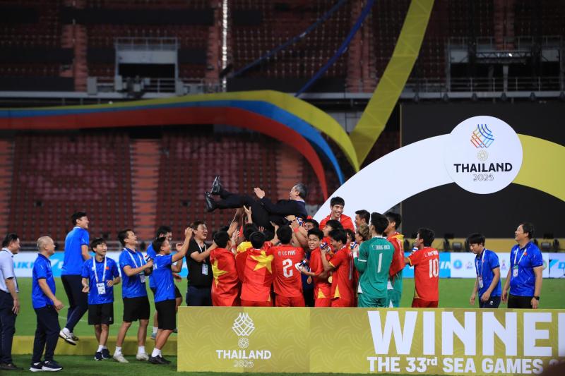 U22 Việt Nam tung HLV Kim Sang-sik lên ăn mừng HCV SEA Games! Đã quá Việt Nam ơi- Ảnh 8.