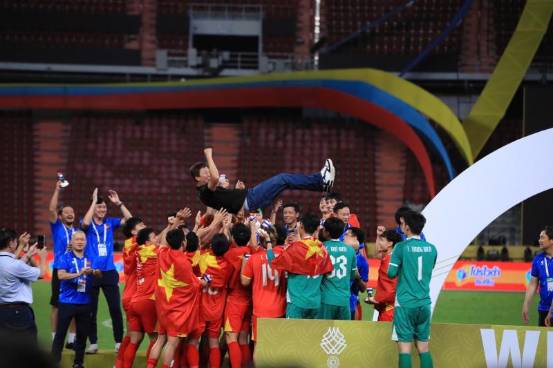 U22 Việt Nam tung HLV Kim Sang-sik lên ăn mừng HCV SEA Games! Đã quá Việt Nam ơi- Ảnh 1.
