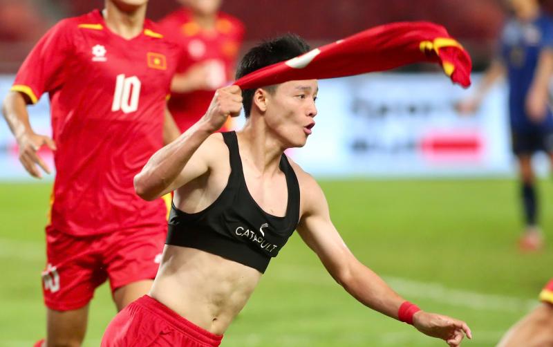 Hotboy Thanh Nhàn ghi bàn quyết định cho U22 Việt Nam cởi áo ăn mừng lộ body cực phẩm- Ảnh 2.