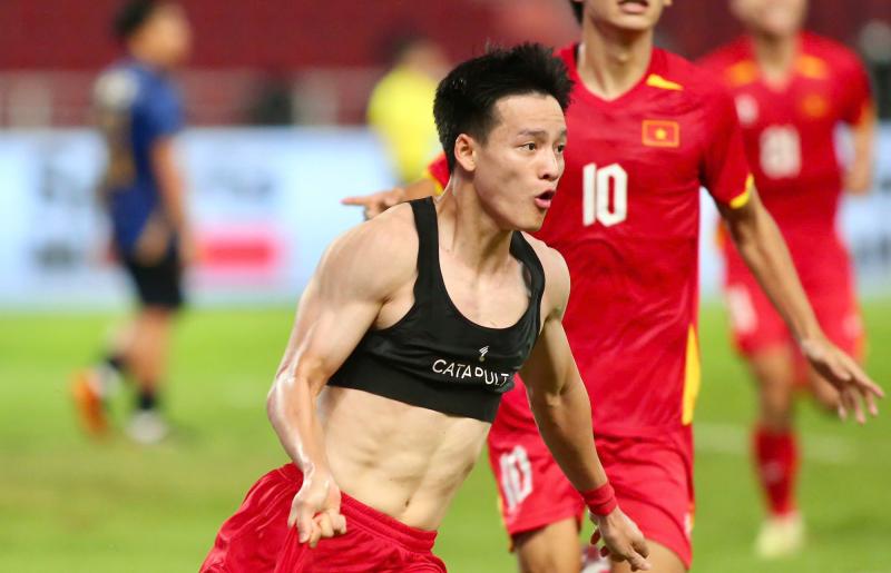 Sự thật về chiếc “crop top đen” giúp Thanh Nhàn và Tiến Linh khoe múi, khoe cả chiến thắng- Ảnh 2.