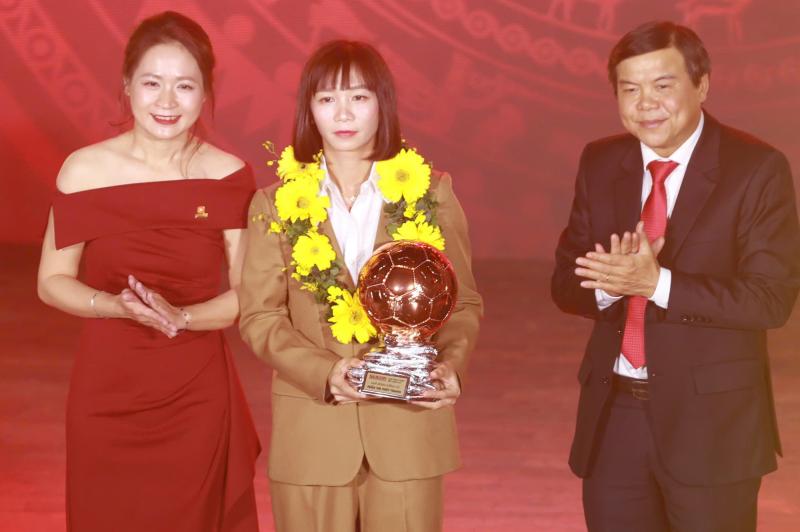 Chỉ giành Quả bóng đồng, tiền vệ Trần Thị Thùy Trang ẩn ý 